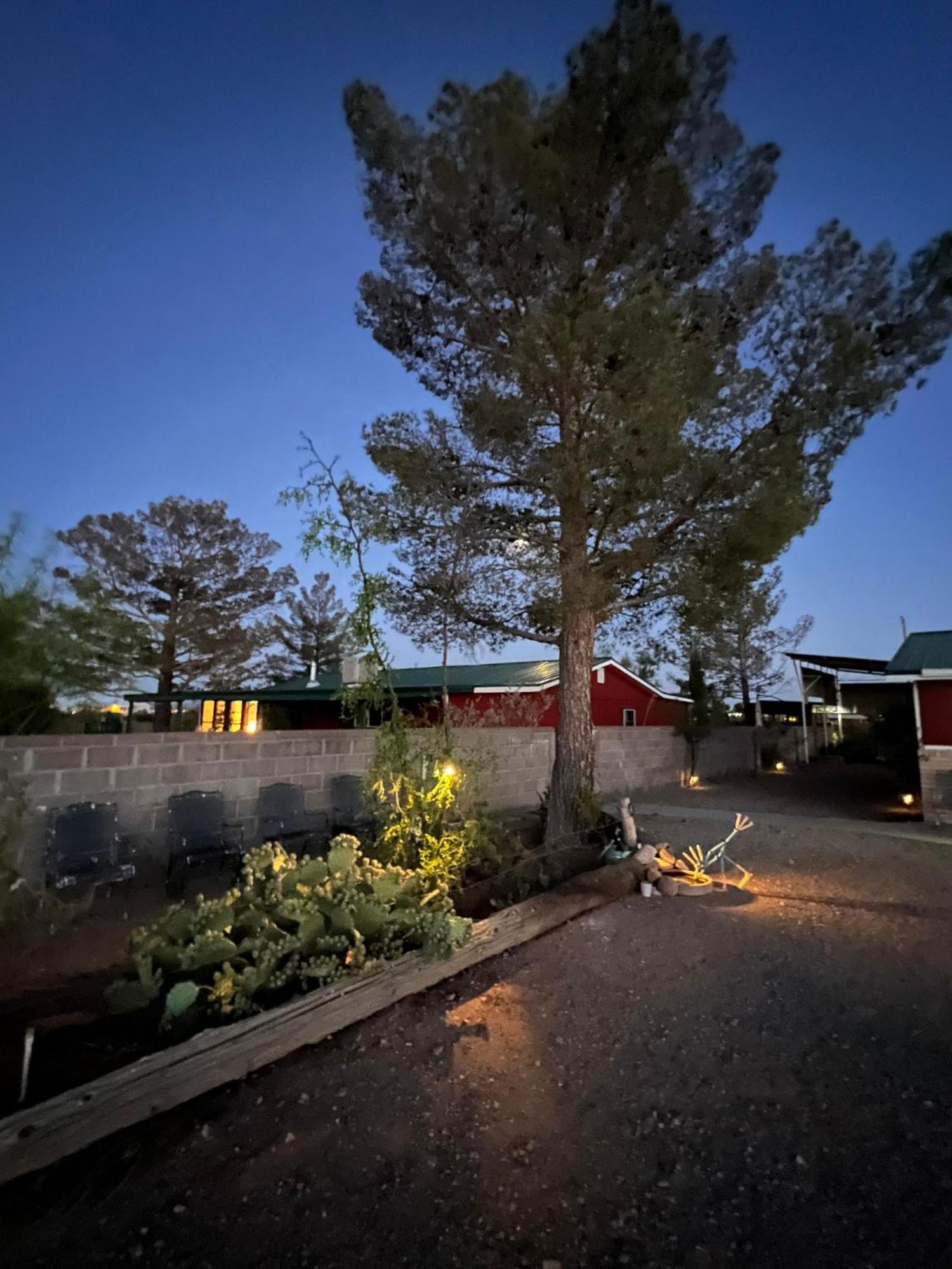 Hole In The Wall Getaway - Usa Mexico Border Bed And Breakfast Columbus 외부 사진
