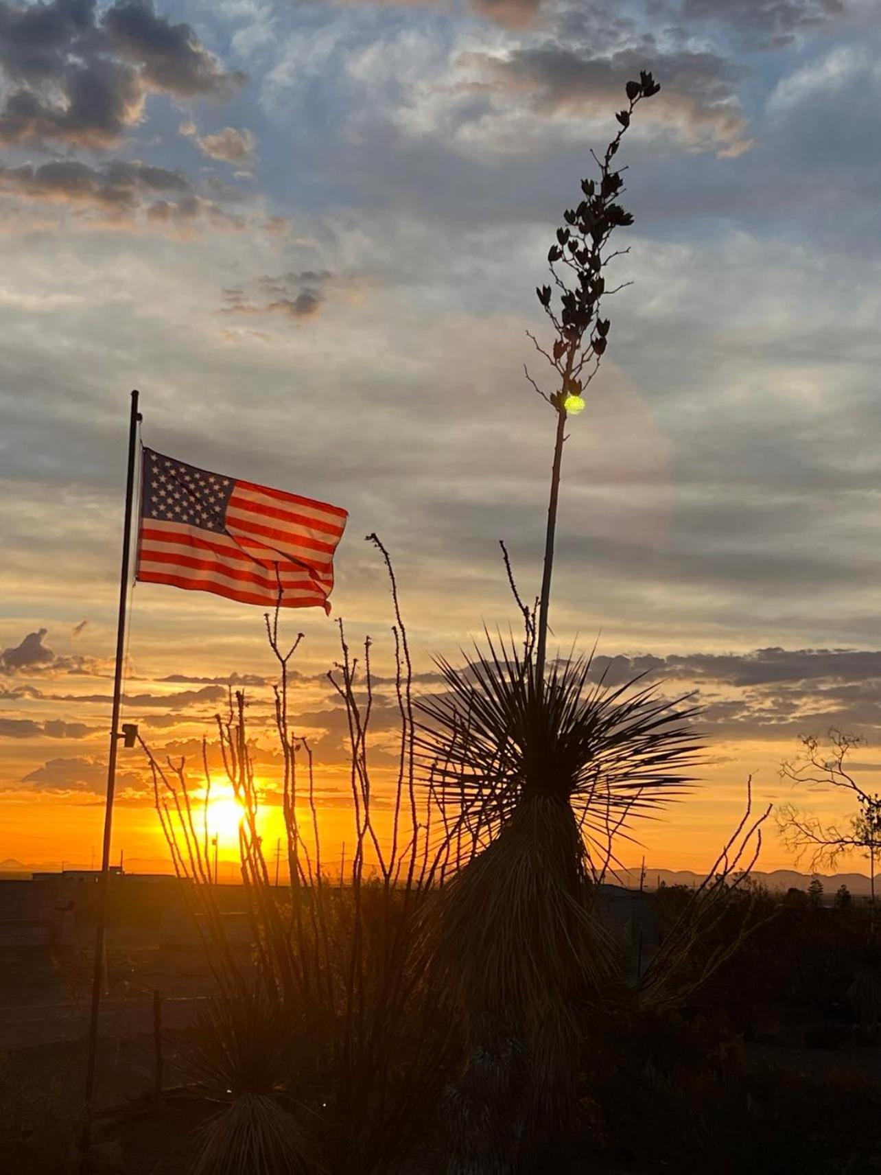 Hole In The Wall Getaway - Usa Mexico Border Bed And Breakfast Columbus 외부 사진